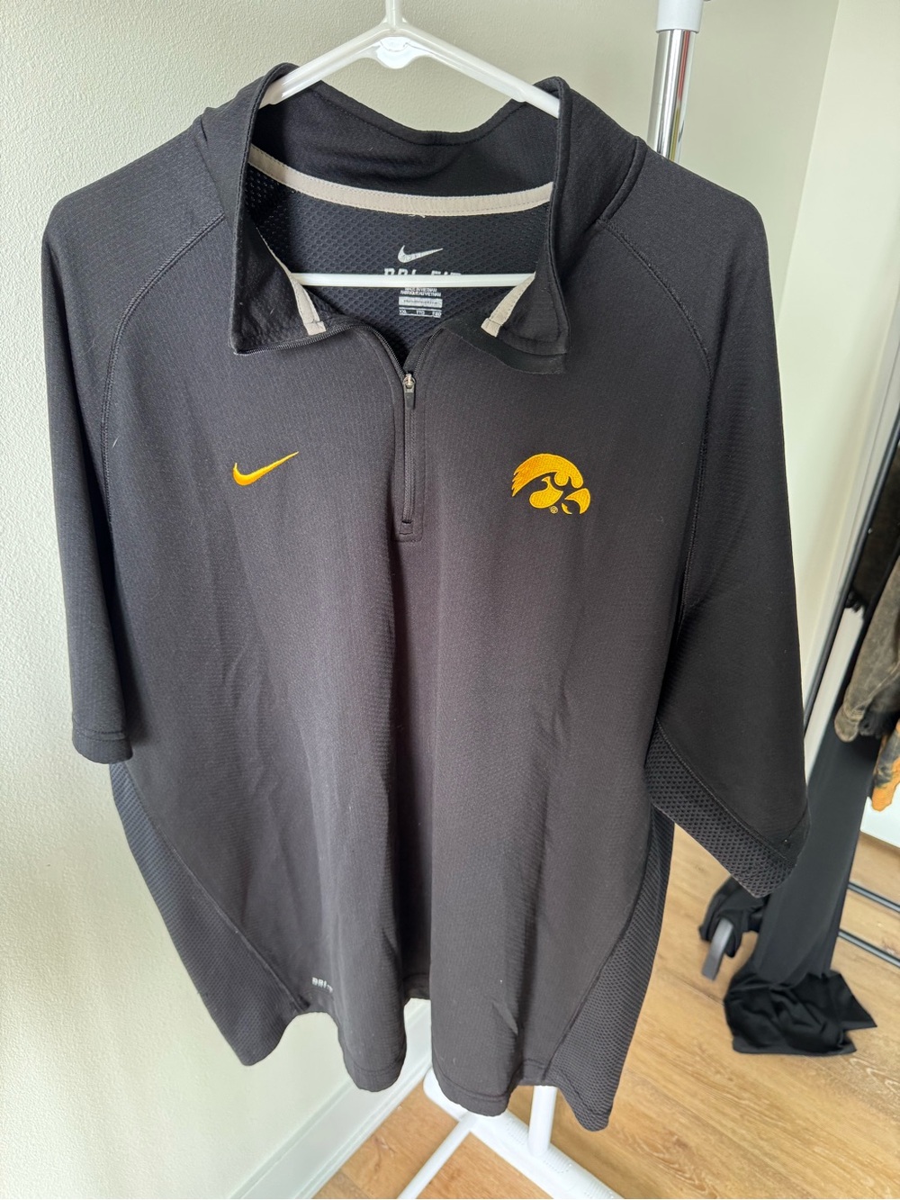 NIKE IOWA HAWKEYES BLACK COACH SHORT SLEEVE T SHIRT SIZE XXL